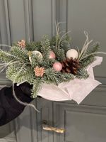 Композиция из нобилиса, ёлочных игрушек с сухоцветами