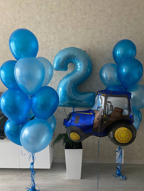 Синий трактор с большой голубой цифрой и шарами металлик