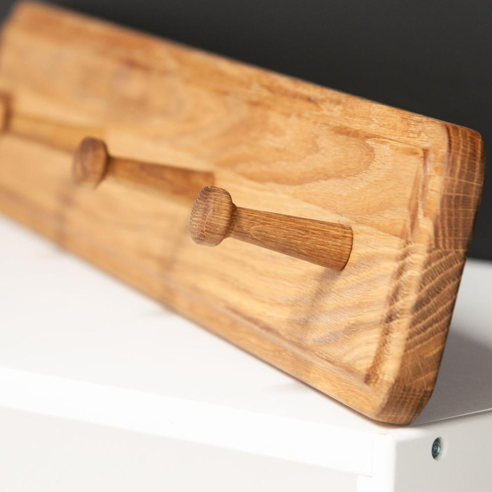 Настенная вешалка для одежды из дуба