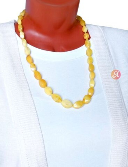 Бусы камнерезные из королевского янтаря (7504)