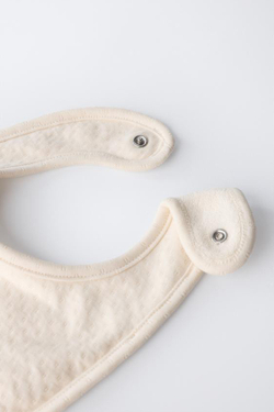 ZARA КОМПЛЕКТ ИЗ ШАПКИ И НАГРУДНИКА С РЕЛЬЕФНЫМ ПРИНТОМ, СЕРЫЙ МЕЛАНЖ