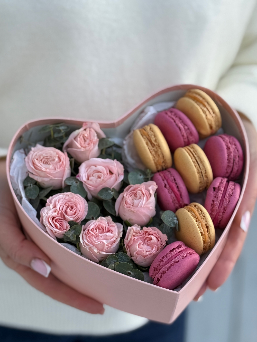 «Сердце» с пионовидными кустовыми розами, эвкалиптом и яркими макарунс от Флора Маркет, размер S