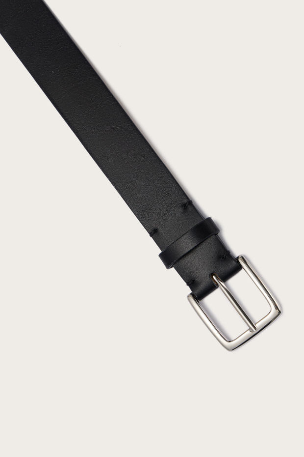 РЕМЕНЬ ИЗ КОЖИ С МЕТАЛЛИЧЕСКОЙ ПРЯЖКОЙ