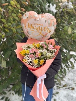 Букет цветов Альстромерии микс с гипсофилой + шар Мамуле