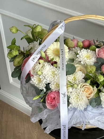 Сборная корзина из кустовых пионовидных роз, минигербер, хризантемы и хелеборуса