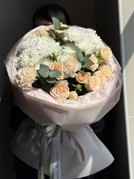 Нежный букет с кустовыми розами для мамы и любимой