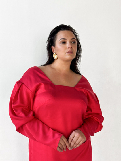 Красное платье с объемными рукавами