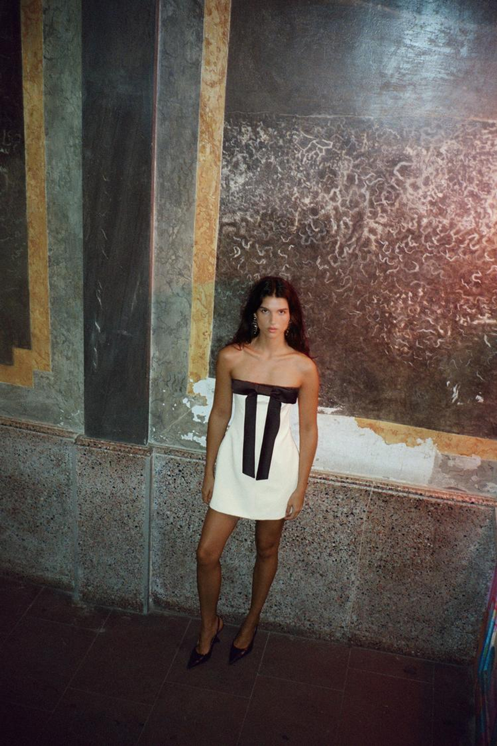 ZARA ПЛАТЬЕ БЕЗ БРЕТЕЛЕЙ С БАНТОМ, ЖЕЛТОВАТО-БЕЛЫЙ