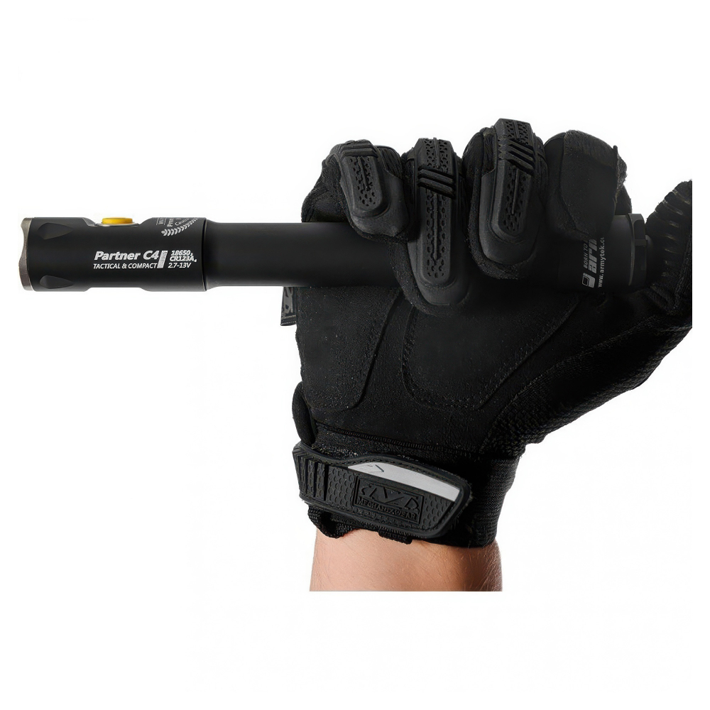 Тактический фонарь Armytek Partner C4 Pro (тёплый свет) — цветная индикация заряда и температуры.