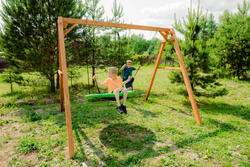 Деревянные качели с гипкими качелями и качелями гнездо Свиби