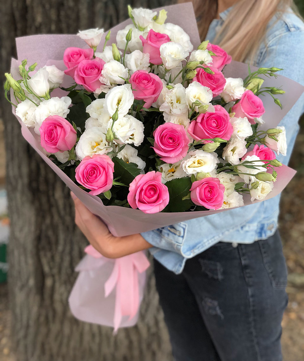 Букет из розовых роз и белых лизиантусов
