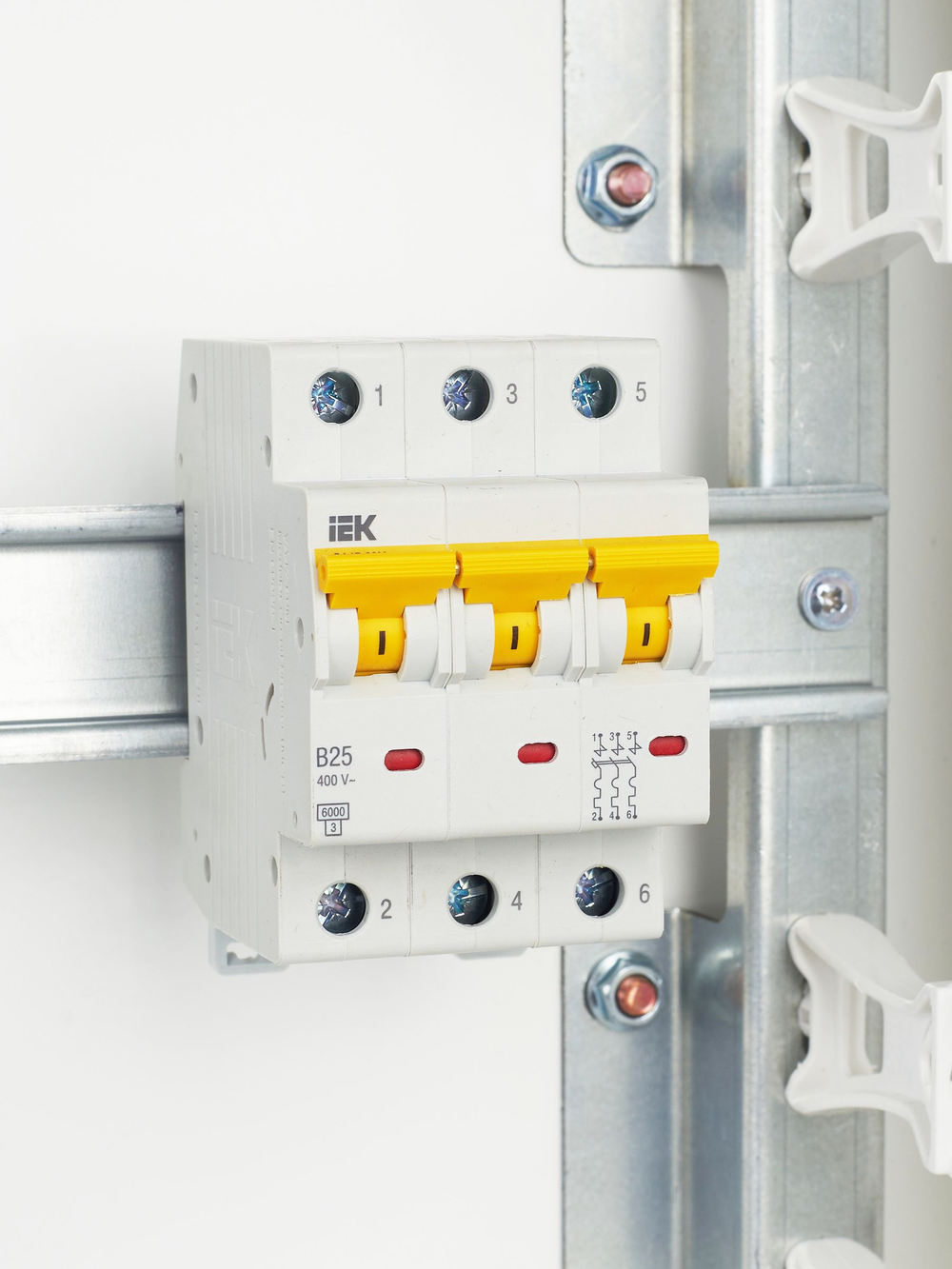 KARAT Автоматический выключатель ВА47-60M 3P B 25А 6кА IEK