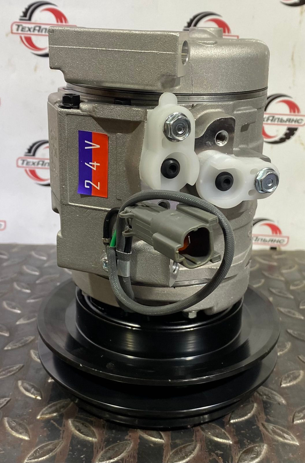 Компрессор кондиционера 20Y-979-6121