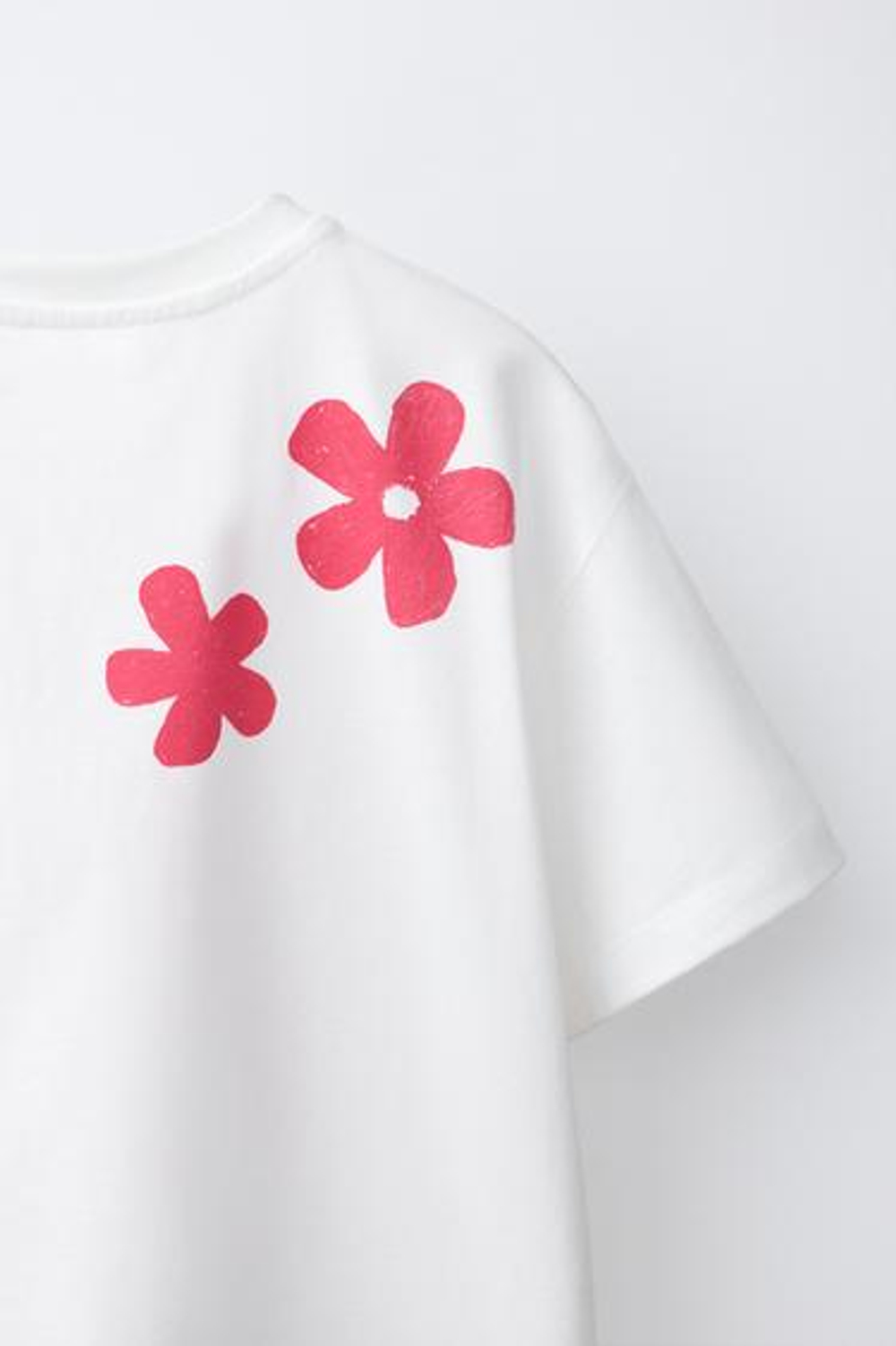 ZARA ФУТБОЛКА С ЦВЕТОЧНЫМ КРОШЕ, БЕЛЫЙ