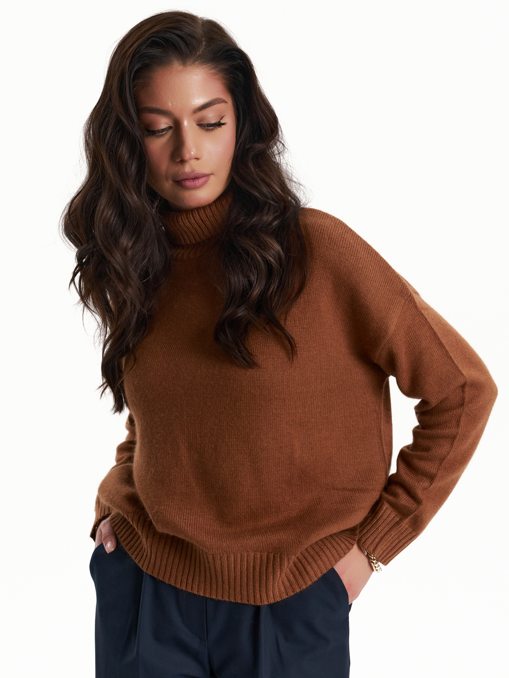 Свитер из мериноса и кашемира с горлом в карамельном цвете