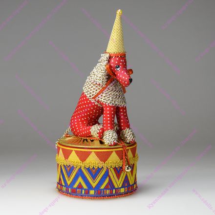 Сувенирная кукла с ложементом Пудель на шкатулке