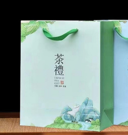 150011 Пакет подарочный "Чайник в горах", h=26см, картон зеленый