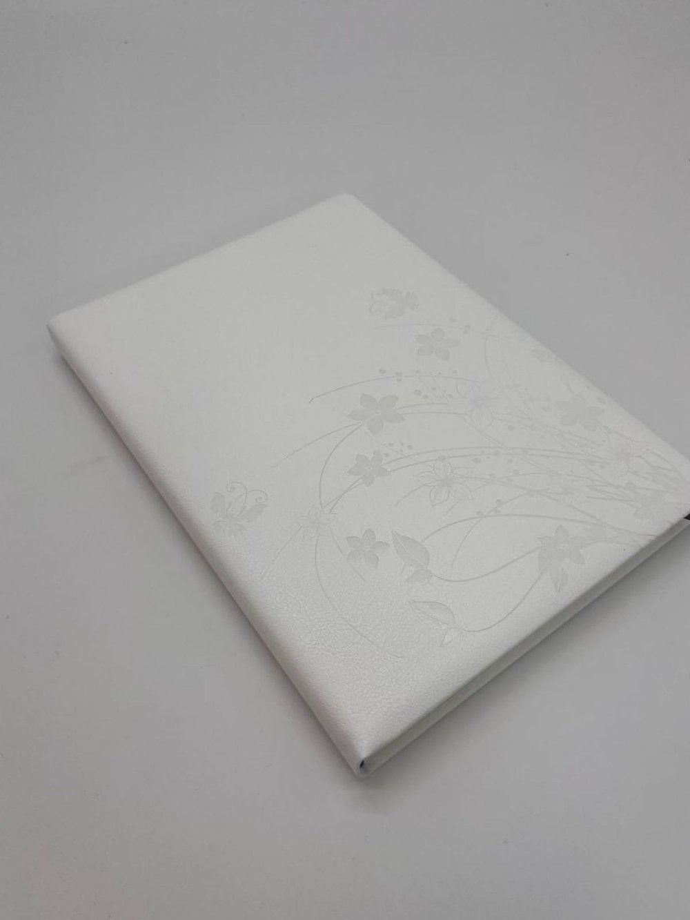 Блокнот 135 л. В5 25*17,5 см лин. белые цветы  (7670-2)