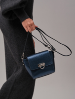 Сумка кожаная через плечо синий металлик