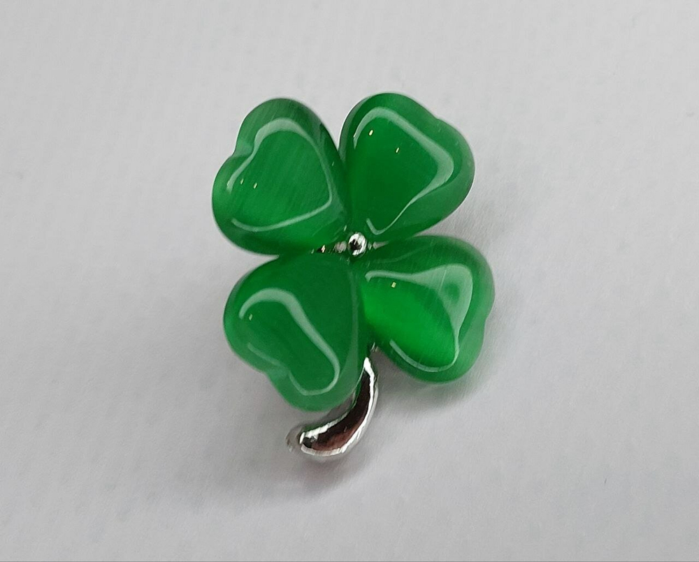 Брошка "Четырехлистный клевер".  Символ удачи. Оберег от сглаза. Цвет зеленый. Серебро