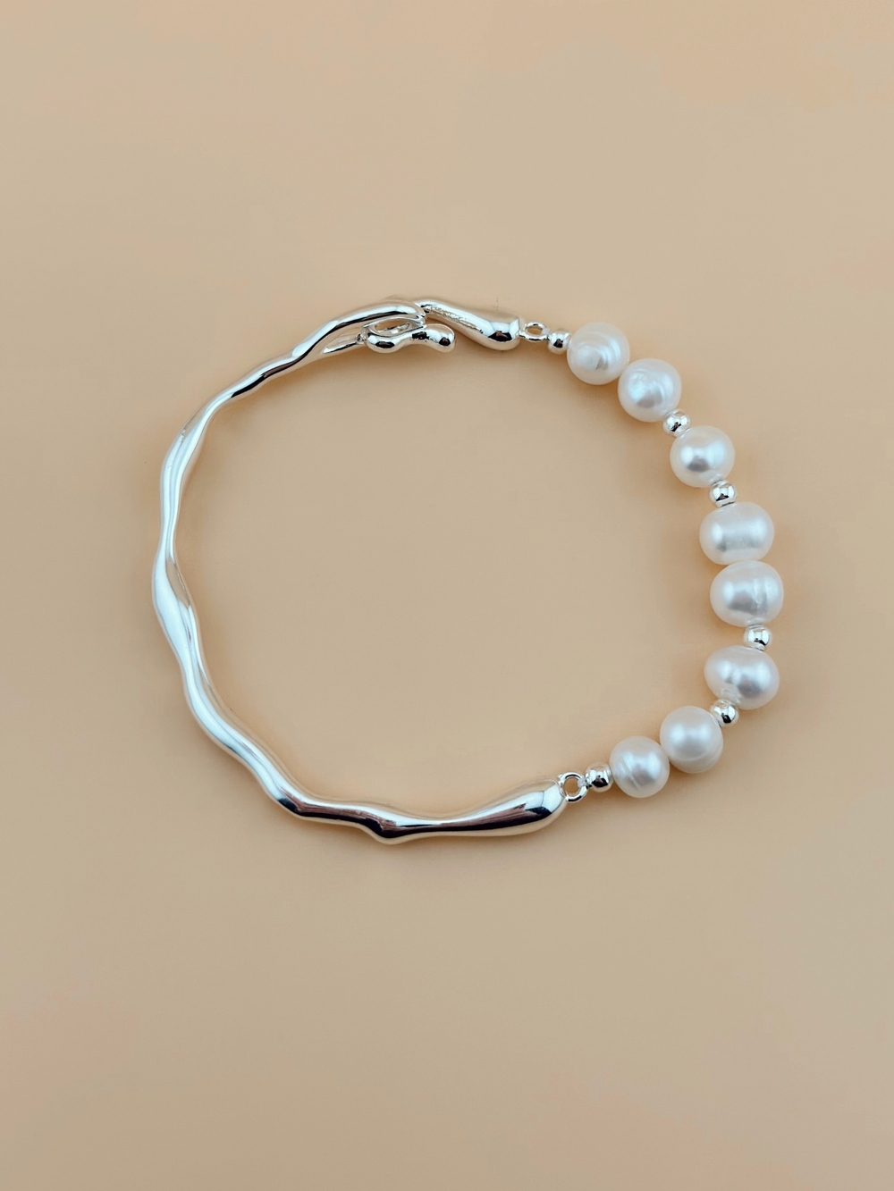Жемчужный браслет с серебряной дугой