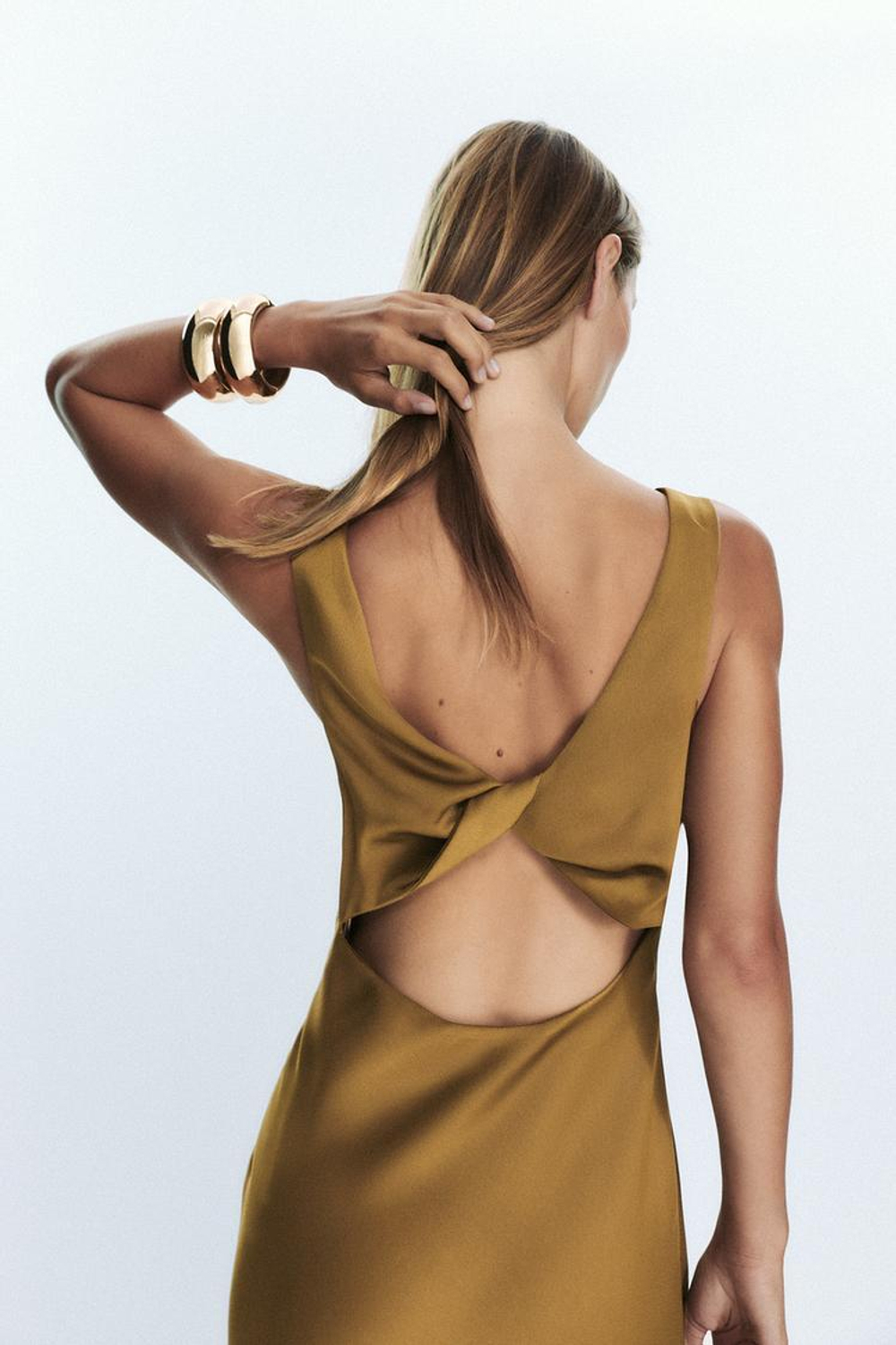 ZARA АТЛАСНОЕ ПЛАТЬЕ МИДИ, ЦВЕТ ОЛИВКОВОГО МАСЛА