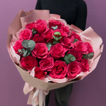 Букет из ярко-розовых роз с эвкалиптом #31