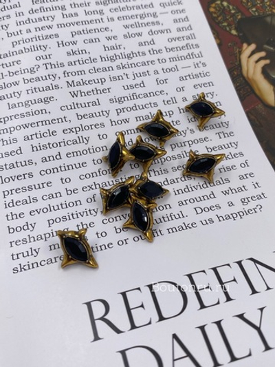 Пуговицы бронза в виде неровной звезды с черным стразом