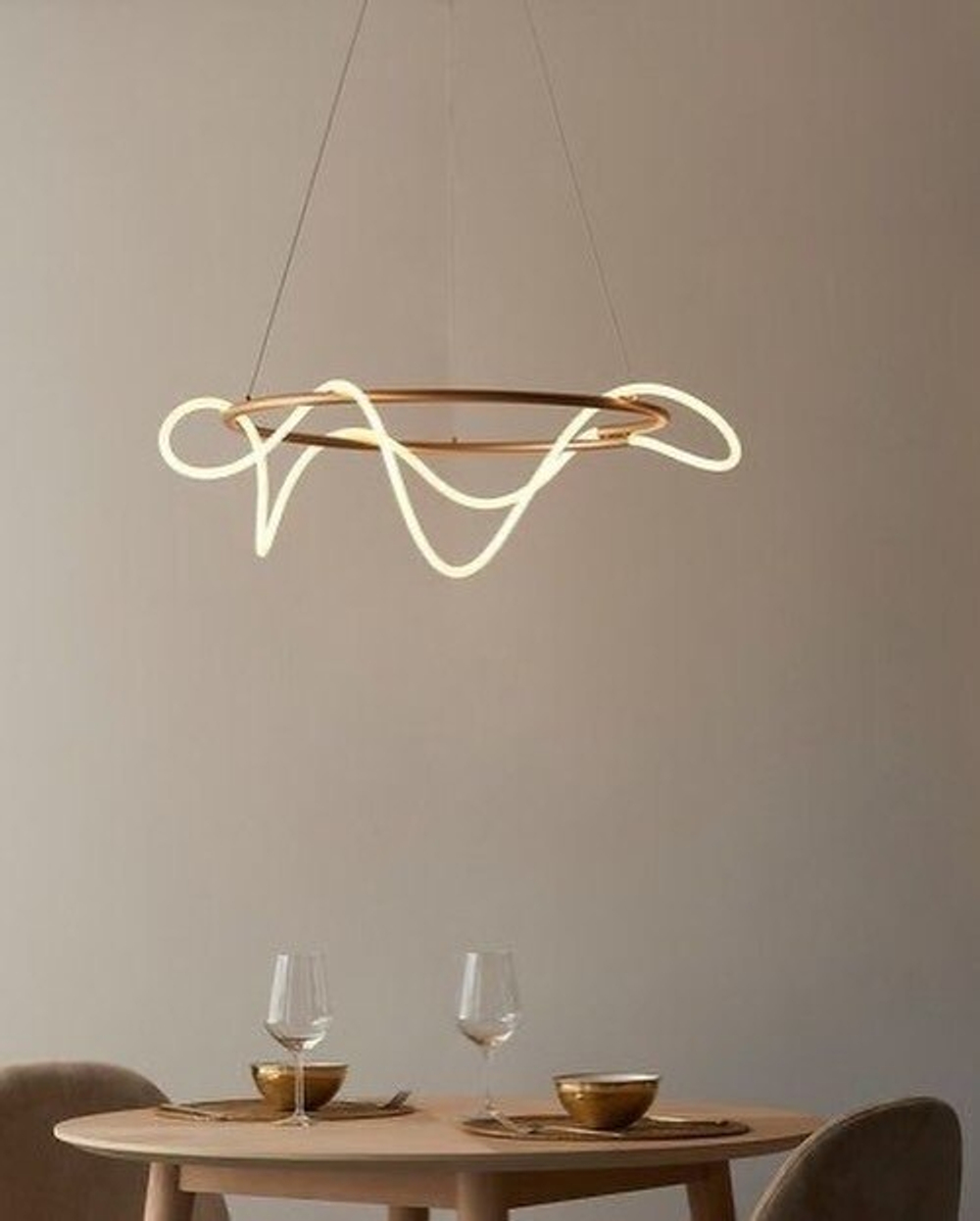 Современные люстры с динамичными LED-линиями.