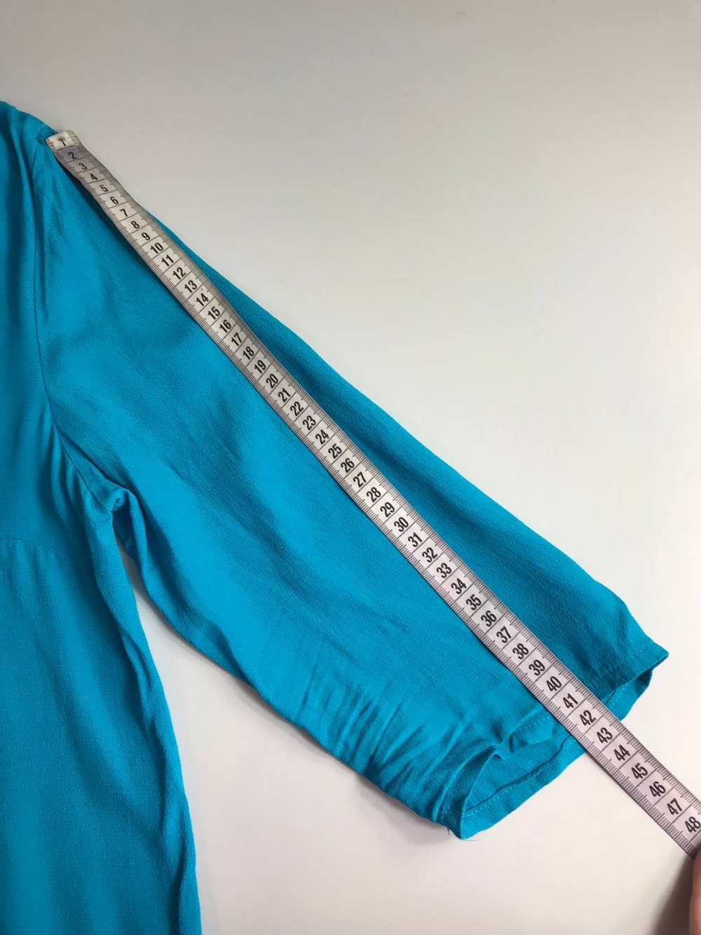 Блузка oodji интересная, за счет украшения на шее, маркировка 42, на 48 размер