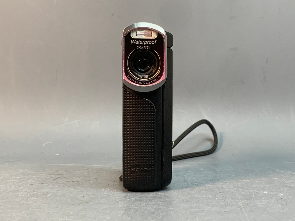 Sony HDR-GW77, скол на корпусе