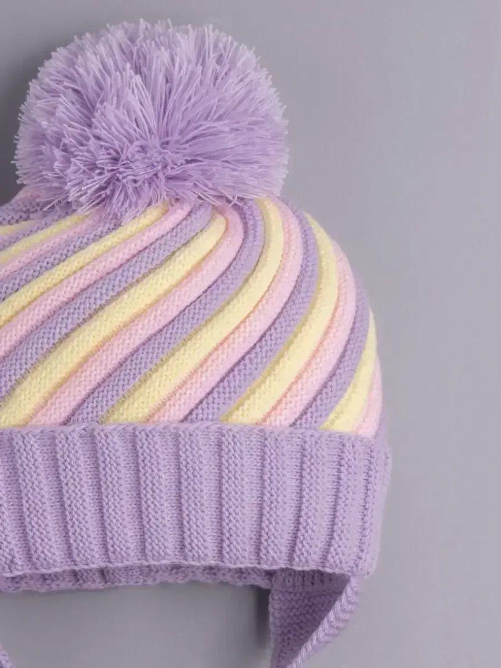 Шапка для девочки на завязках на осень