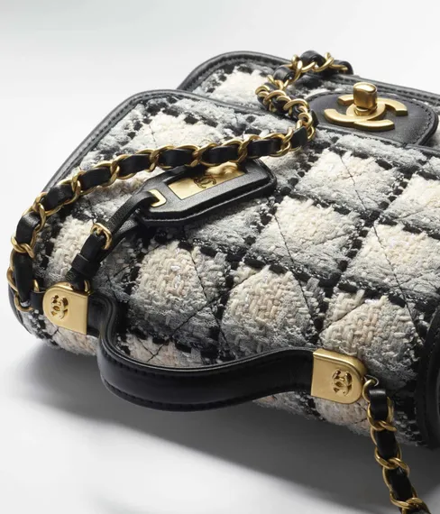 Небольшая сумка Chanel с клапаном и ручкой
