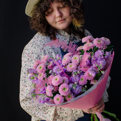 24. Аккуратный букет с хризантемой и маттиолой