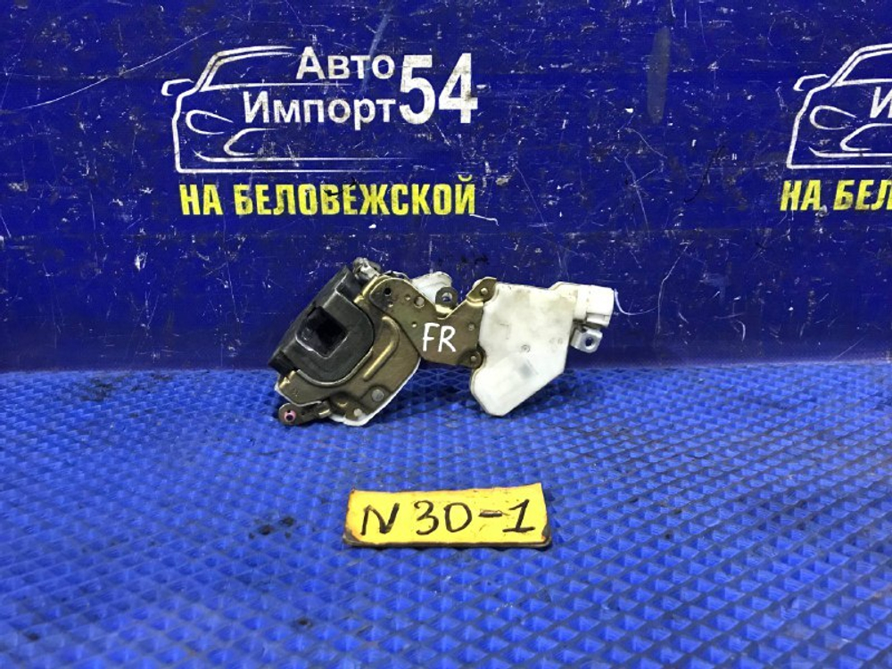 Замок двери передней правой NISSAN R’NESSA 1999