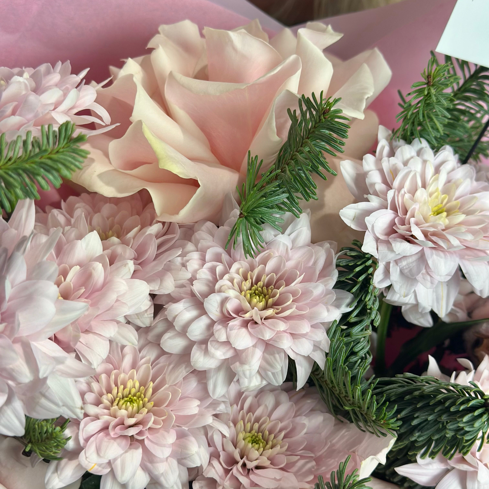 Букет с французскими розовыми розами, хризантемой Балтика , хлопком и нобилисом 71120252