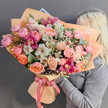 Авторский букет с пионовидными розами