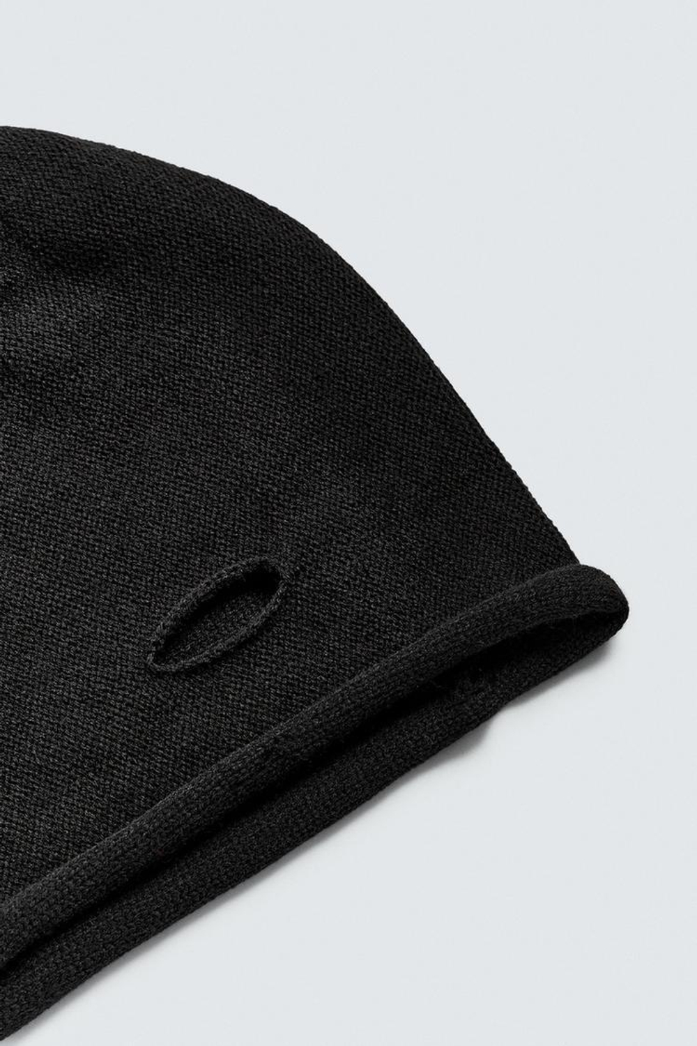 ZARA ТРИКОТАЖНАЯ ШАПКА С ЭФФЕКТОМ РВАНЫХ ДЕТАЛЕЙ, ЧЕРНЫЙ