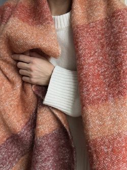 Плед мохеровый Over Horizon терракотового цвета из коллекции Trendy Ruffles, 130х180 см