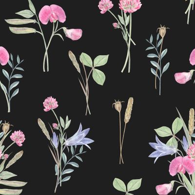 Букет полевых цветов на черном