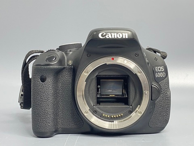 Canon 600D kit 18-55mm IS ll 27.000 кадров