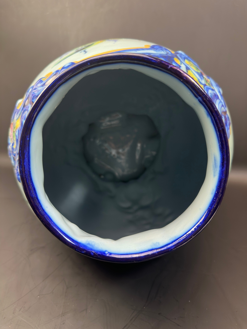 Декоративная ваза с изображением цветов