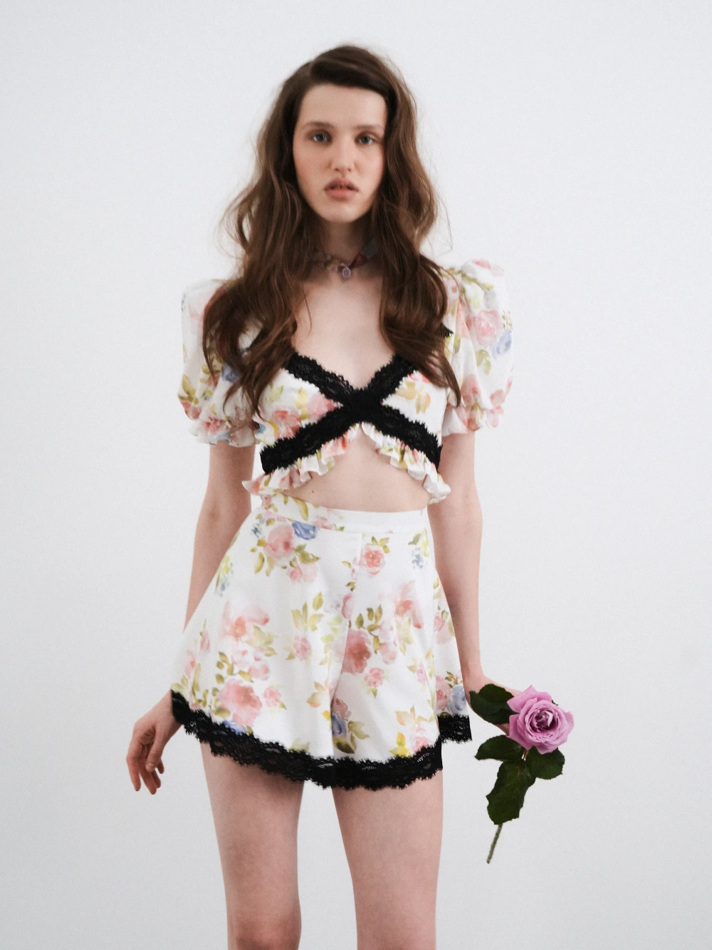 Пенни (Penny), топ из молочного крепдешина с цветочным принтом, с отделкой черным кружевом 