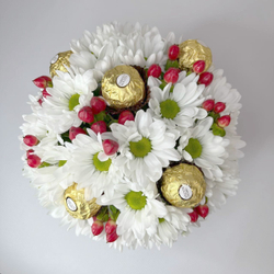Сладкий букет из хризантемы, гипсофилы и конфет Ferrero Rocher в стаканчике "Жемчужина"