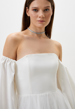 Свадебное платье с открытыми плечами