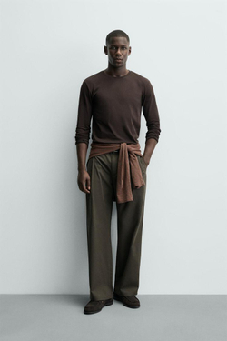 ZARA БАЗОВАЯ ФУТБОЛКА SLIM FIT, КОРИЧНЕВЫЙ