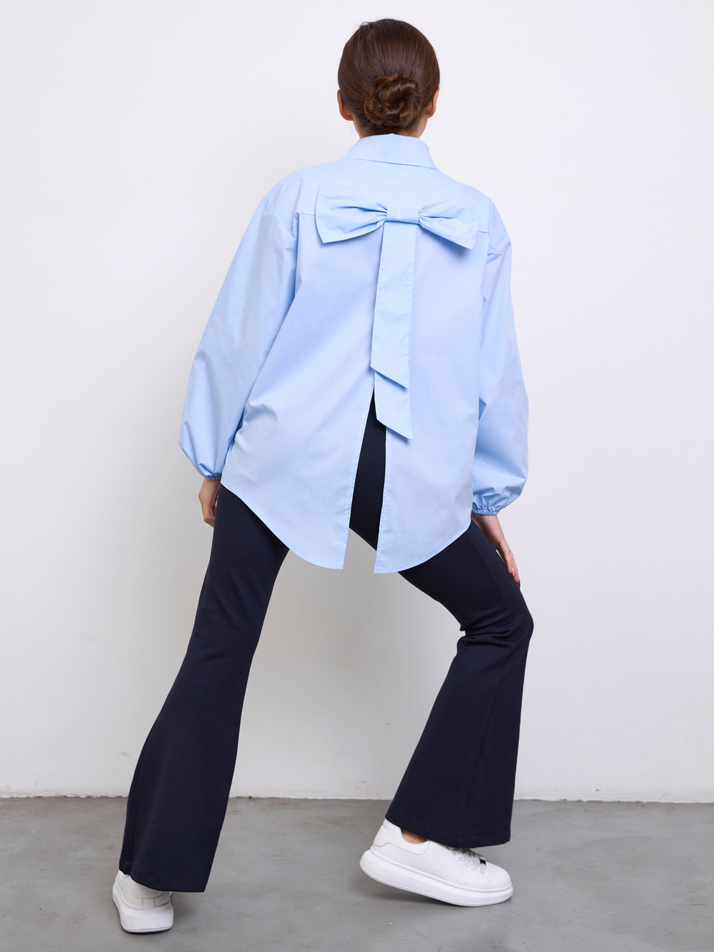 Рубашка для девочки голубая с бантом на спине