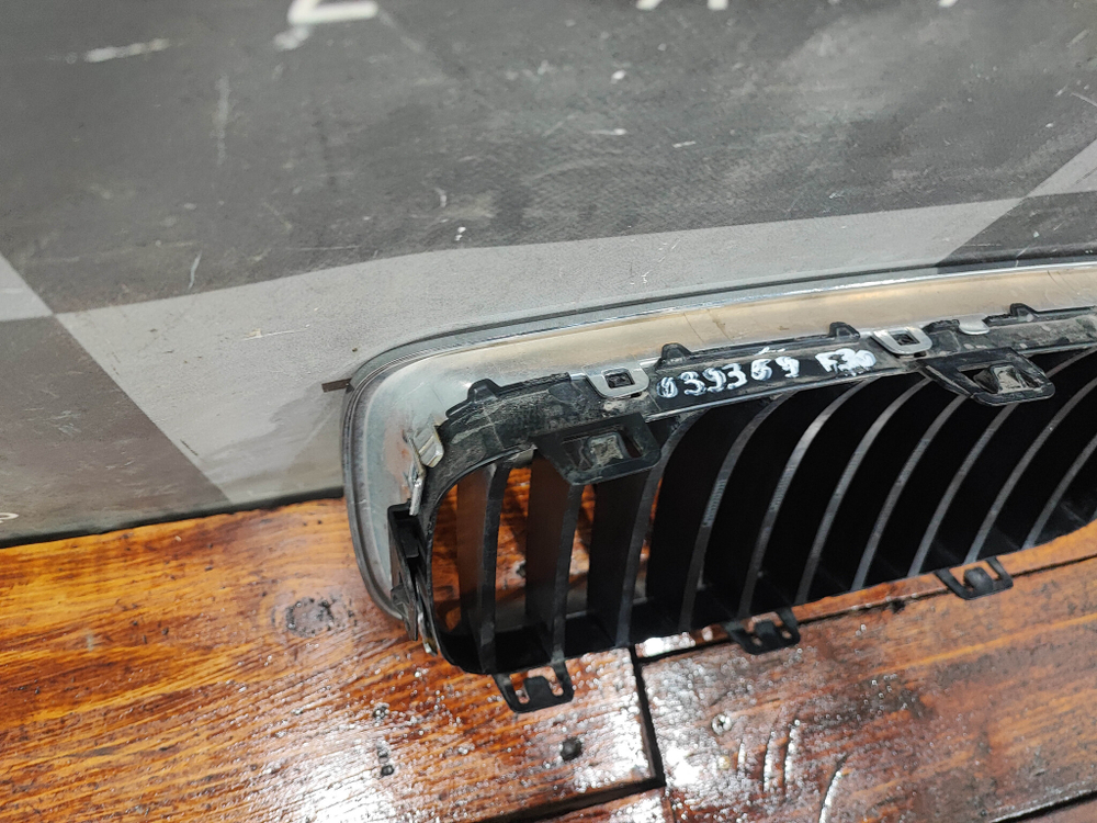 Решетка радиатора правая BMW 3-Series (F30) 11-16 Б/У Оригинал 51137405836