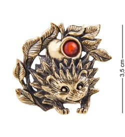 AM-3791 Брошь «Ежик с яблочком наливным» (латунь, янтарь)