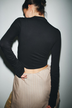 ZARA ФУТБОЛКА ИЗ ХЛОПКА И МОДАЛА СО СБОРКАМИ, ЧЕРНЫЙ